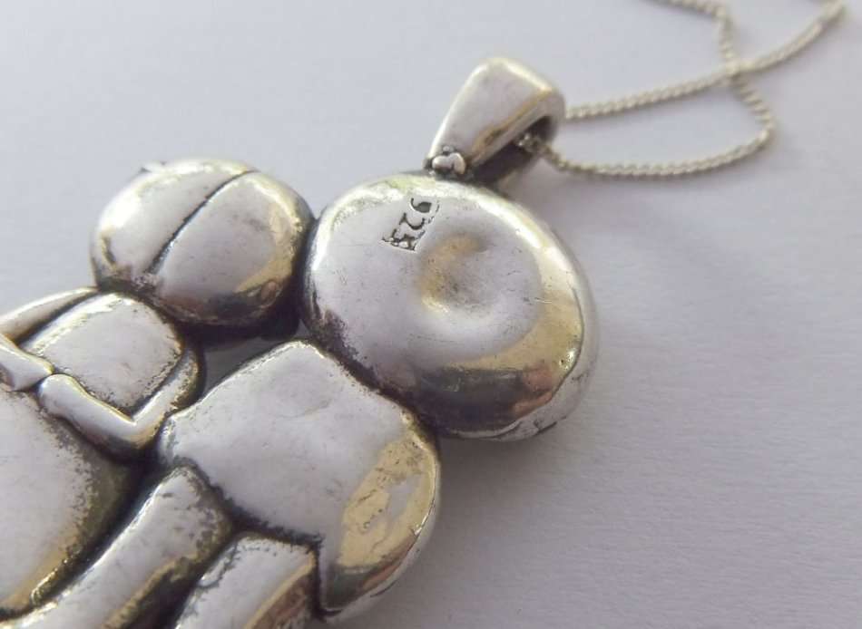 AN EXTREMELY ADORABLE BOY & GIRL BIG HOLLOW STERLING SILVER PENDANT WITH A STERLING SILVER NECKLACE