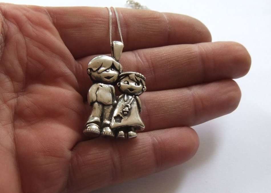 AN EXTREMELY ADORABLE BOY & GIRL BIG HOLLOW STERLING SILVER PENDANT WITH A STERLING SILVER NECKLACE