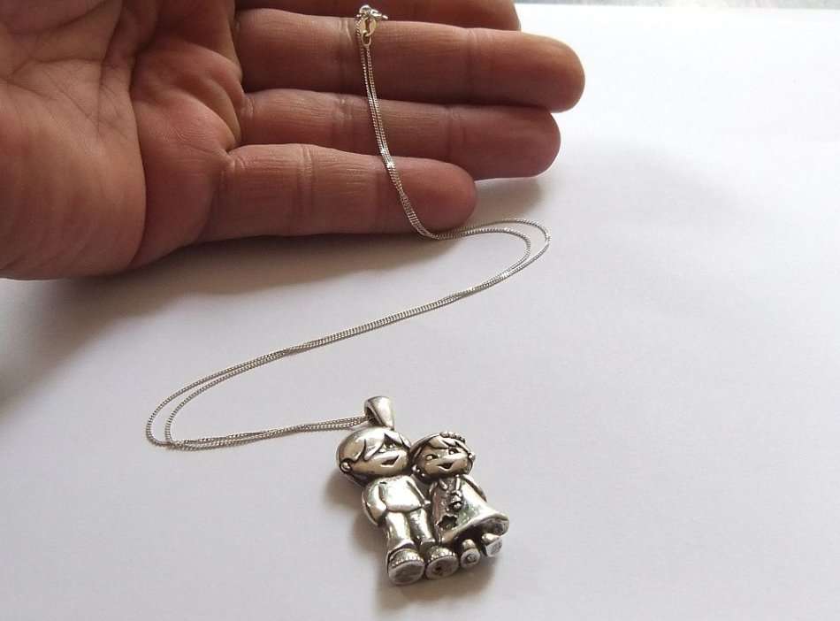 AN EXTREMELY ADORABLE BOY & GIRL BIG HOLLOW STERLING SILVER PENDANT WITH A STERLING SILVER NECKLACE