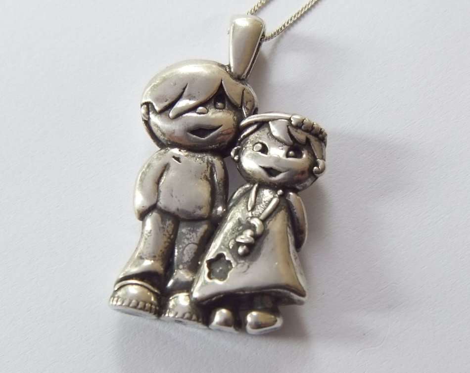 AN EXTREMELY ADORABLE BOY & GIRL BIG HOLLOW STERLING SILVER PENDANT WITH A STERLING SILVER NECKLACE