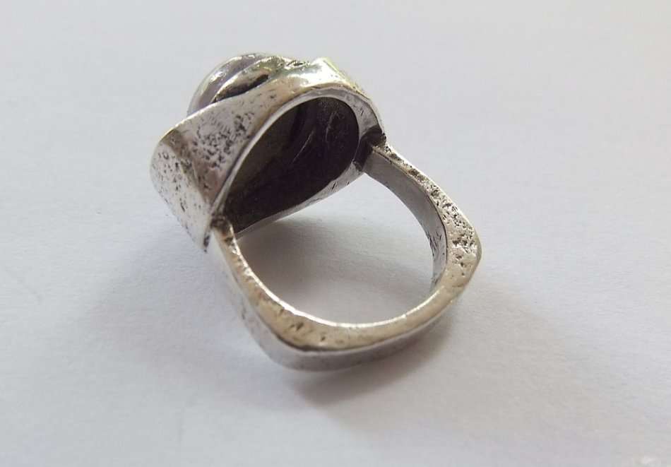 A RARE VINTAGE SOLID STERLING SILVER RING SET WITH A CABOCHON AMETHYST BY DANISH DESIGNER N.E FROM