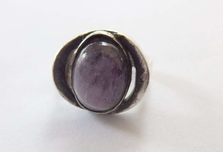 A RARE VINTAGE SOLID STERLING SILVER RING SET WITH A CABOCHON AMETHYST BY DANISH DESIGNER N.E FROM