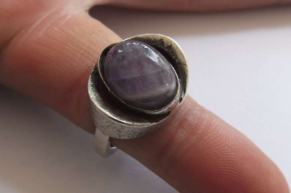 A RARE VINTAGE SOLID STERLING SILVER RING SET WITH A CABOCHON AMETHYST BY DANISH DESIGNER N.E FROM