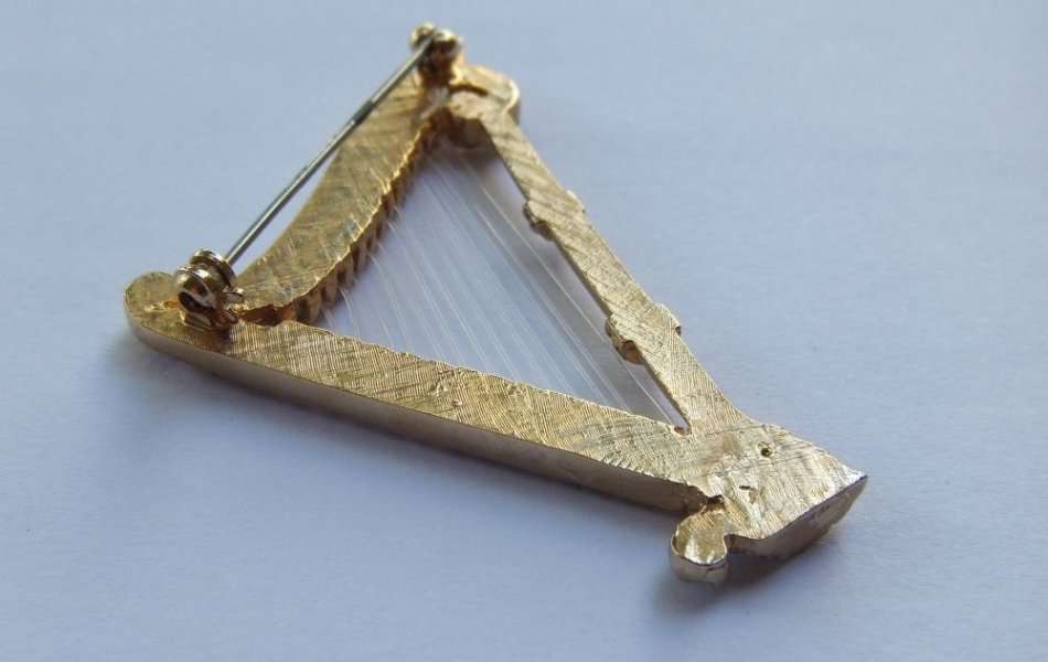 R1 START !! A LOVELY VINTAGE HARP SHAPED BROOCH