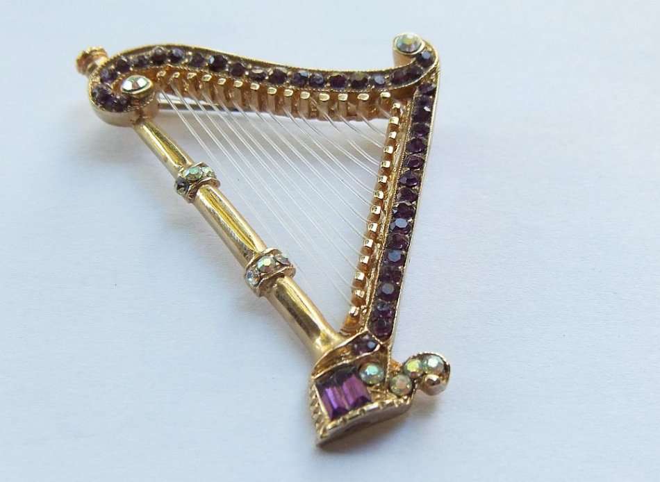 R1 START !! A LOVELY VINTAGE HARP SHAPED BROOCH