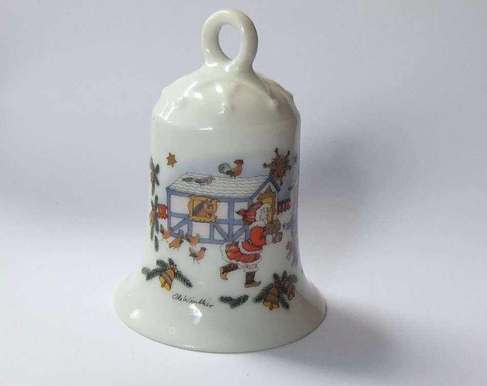 A VINTAGE 1985 PORCELAIN CHRISTMAS BELL BY HUTSCHENREUTHER GERMANY