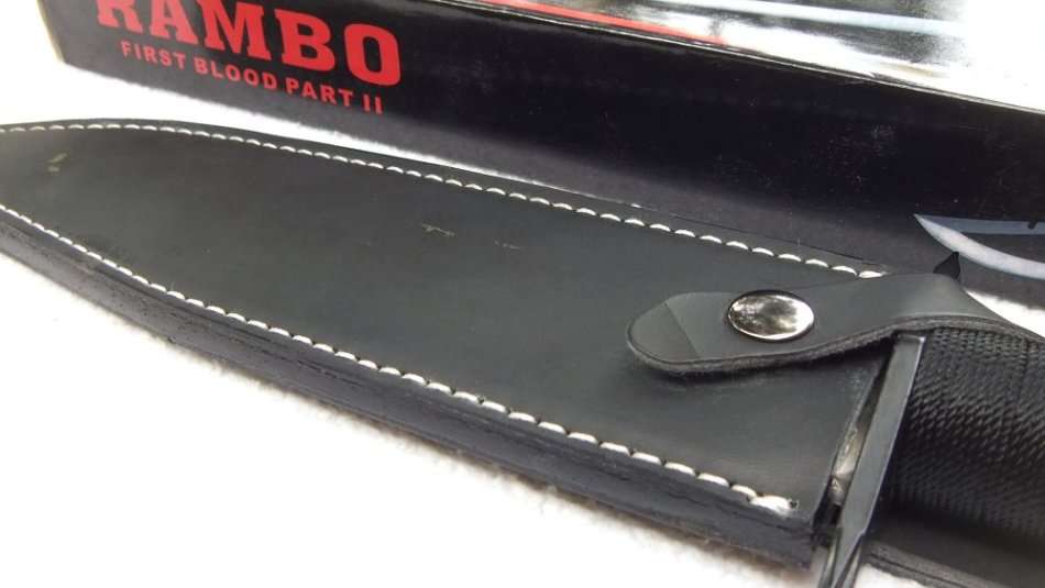 LOW START !! A HUGE RAMBO STYLE HUNTING KNIFE WITH STORAGE COMPARTMENT - FREE COMBINING !!