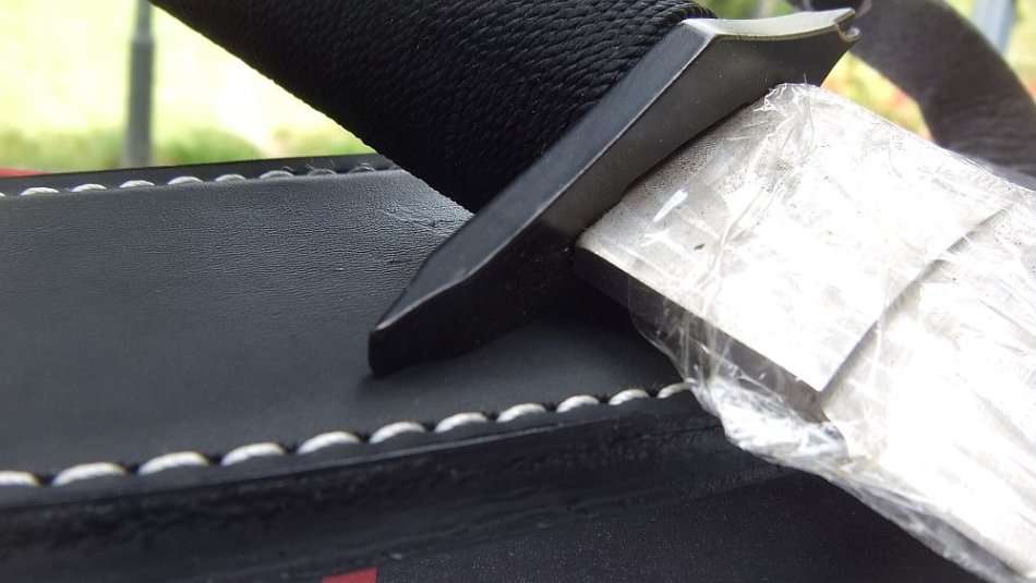 LOW START !! A HUGE RAMBO STYLE HUNTING KNIFE WITH STORAGE COMPARTMENT - FREE COMBINING !!