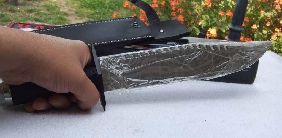 LOW START !! A HUGE RAMBO STYLE HUNTING KNIFE WITH STORAGE COMPARTMENT - FREE COMBINING !!