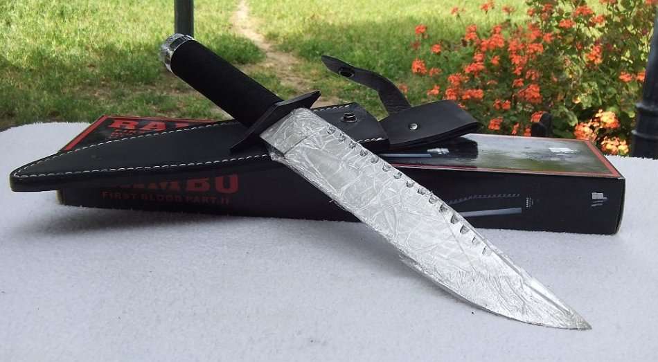 LOW START !! A HUGE RAMBO STYLE HUNTING KNIFE WITH STORAGE COMPARTMENT - FREE COMBINING !!