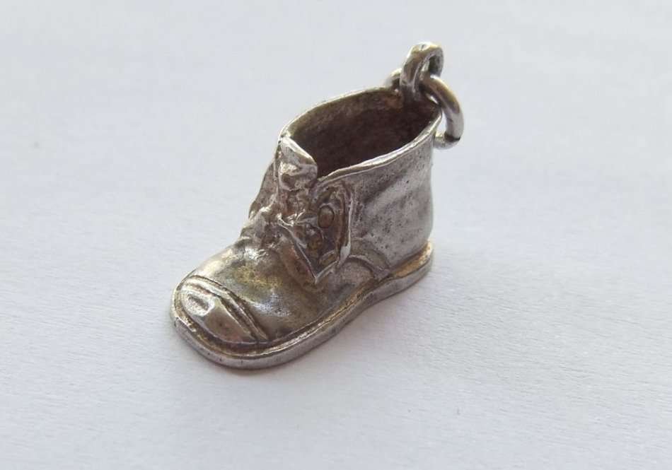 LOW START !! A VINTAGE GENUINE STERLING SILVER " OLD SHOE " CHARM !!