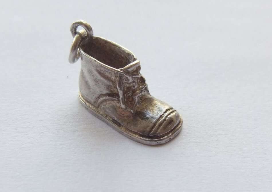 LOW START !! A VINTAGE GENUINE STERLING SILVER " OLD SHOE " CHARM !!
