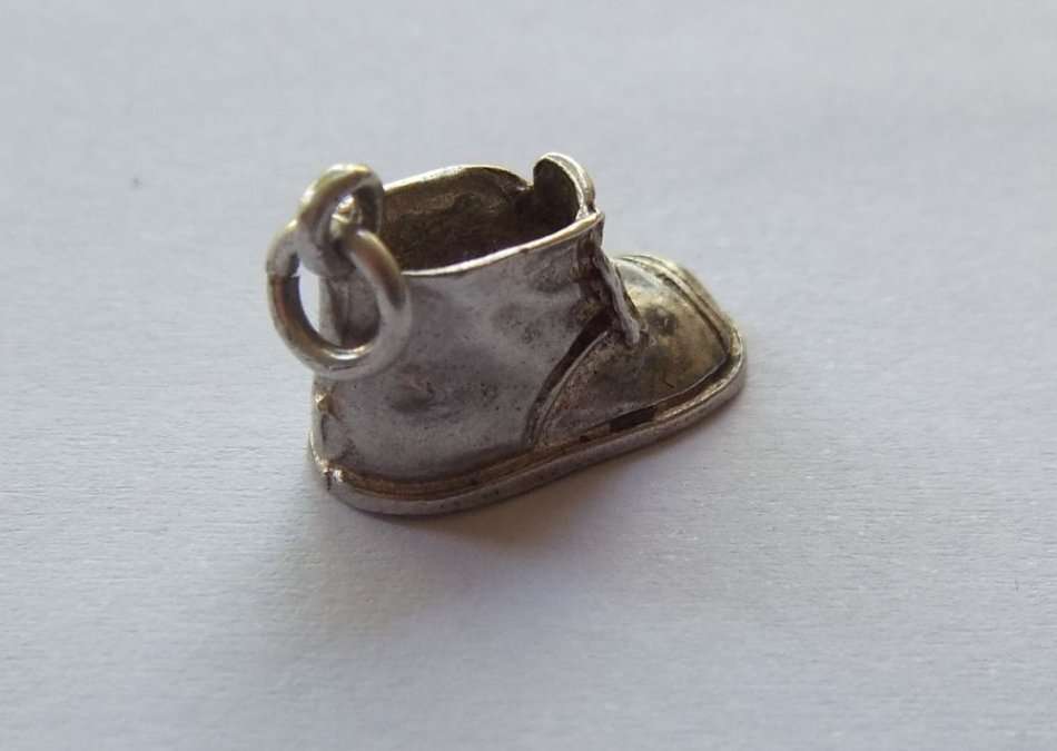LOW START !! A VINTAGE GENUINE STERLING SILVER " OLD SHOE " CHARM !!