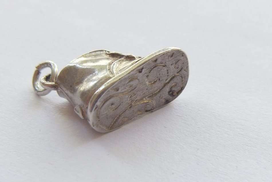 LOW START !! A VINTAGE GENUINE STERLING SILVER " OLD SHOE " CHARM !!