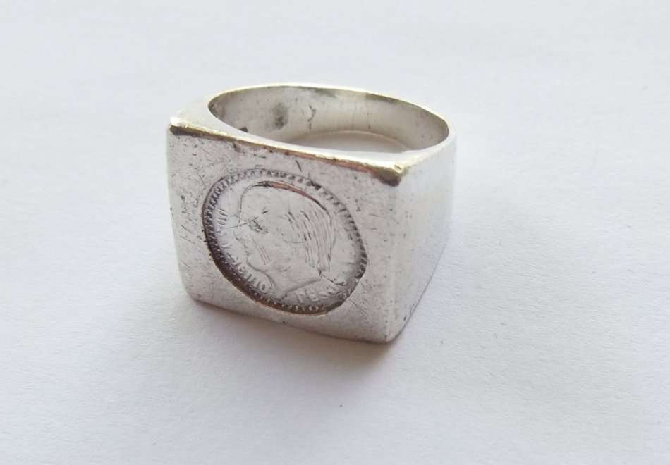 AN EYE CATCHING VINTAGE LOOK SOLID STERLING SILVER COIN RING !! STAMPED AND FULLY TESTED !!