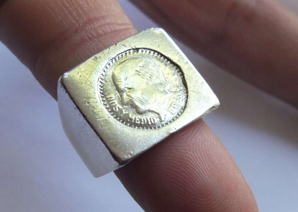 AN EYE CATCHING VINTAGE LOOK SOLID STERLING SILVER COIN RING !! STAMPED AND FULLY TESTED !!