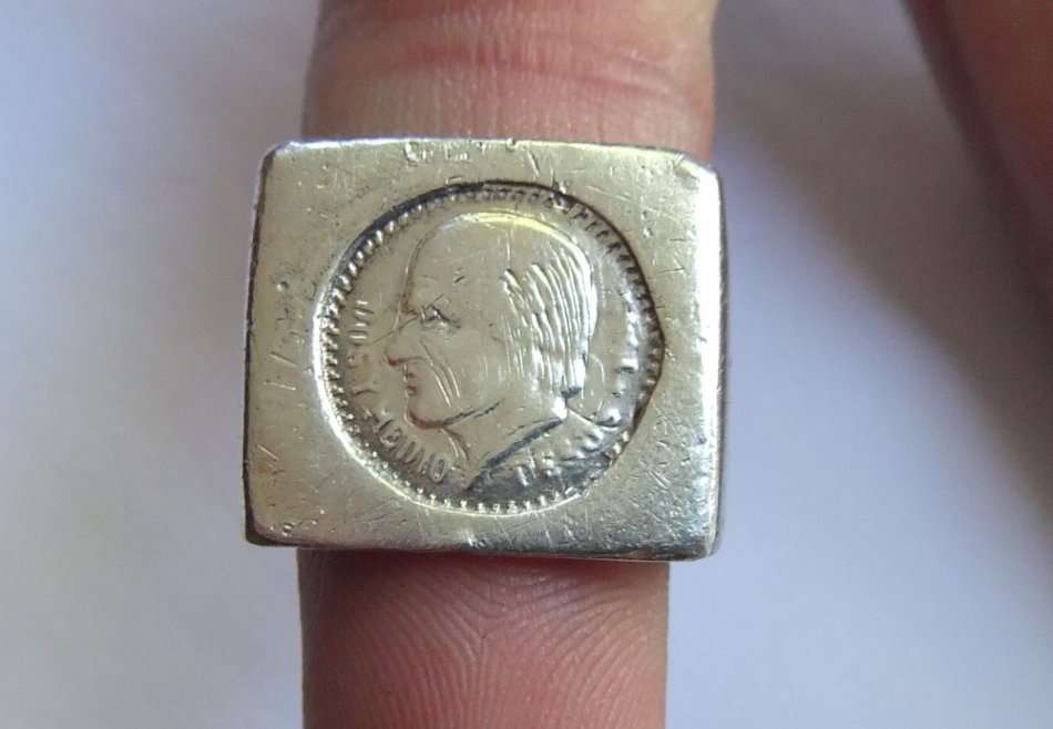 AN EYE CATCHING VINTAGE LOOK SOLID STERLING SILVER COIN RING !! STAMPED AND FULLY TESTED !!