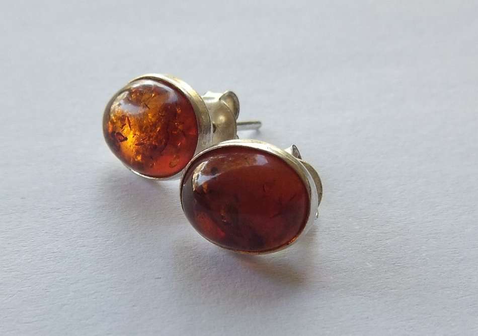 A STUNNING PAIR OF STERLING SILVER EARRINGS SET WITH CABOCHON AMBER INSETS !! FULLY TESTED !!
