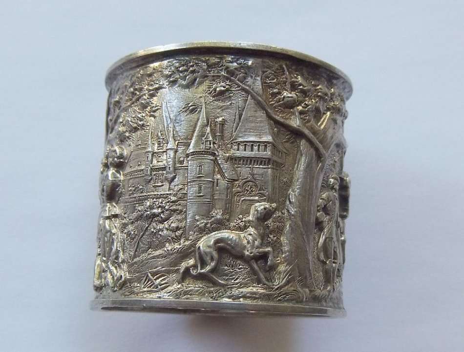 THE MOST BEAUTIFULLY DETAILED  HALLMARKED STERLING SILVER NAPKIN RING DATED 1900