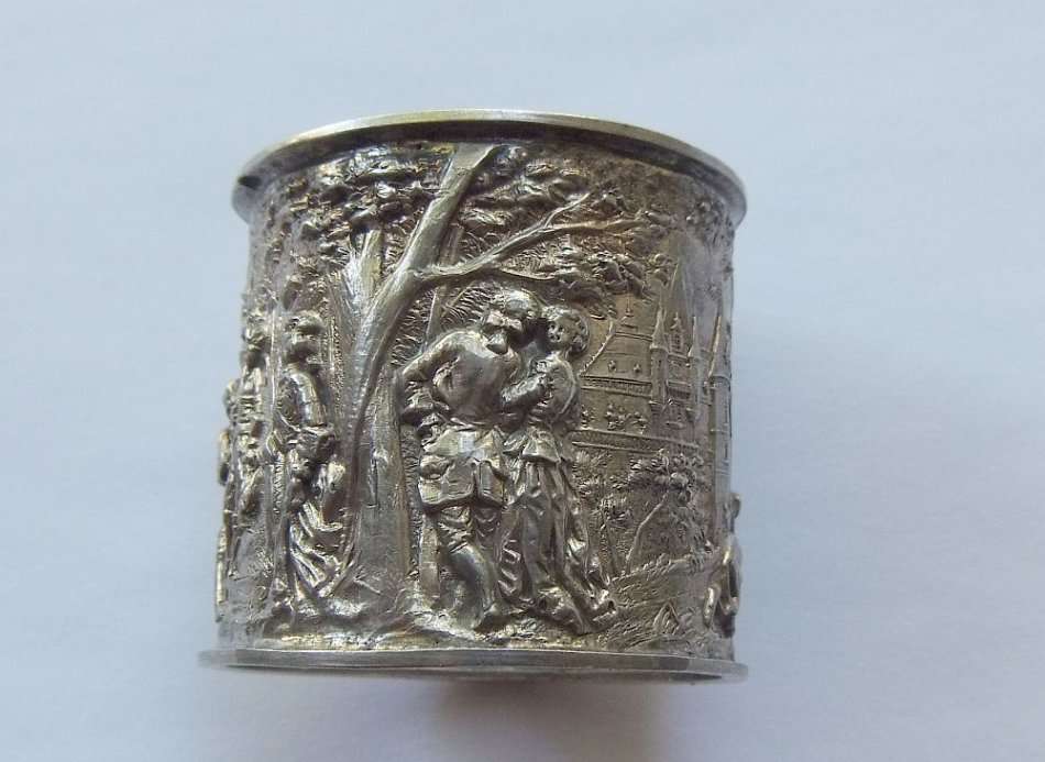THE MOST BEAUTIFULLY DETAILED  HALLMARKED STERLING SILVER NAPKIN RING DATED 1900