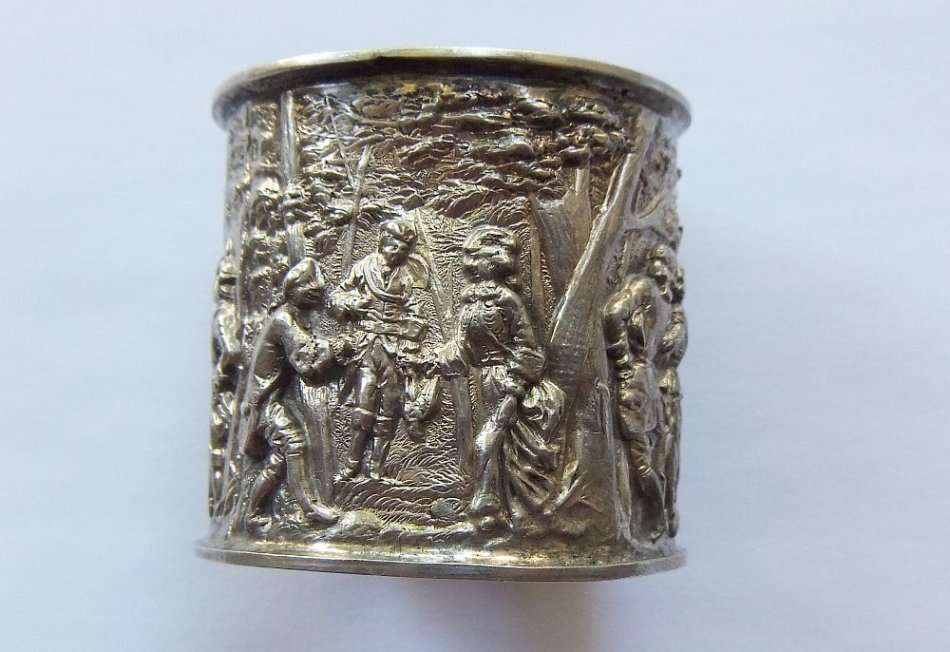 THE MOST BEAUTIFULLY DETAILED  HALLMARKED STERLING SILVER NAPKIN RING DATED 1900