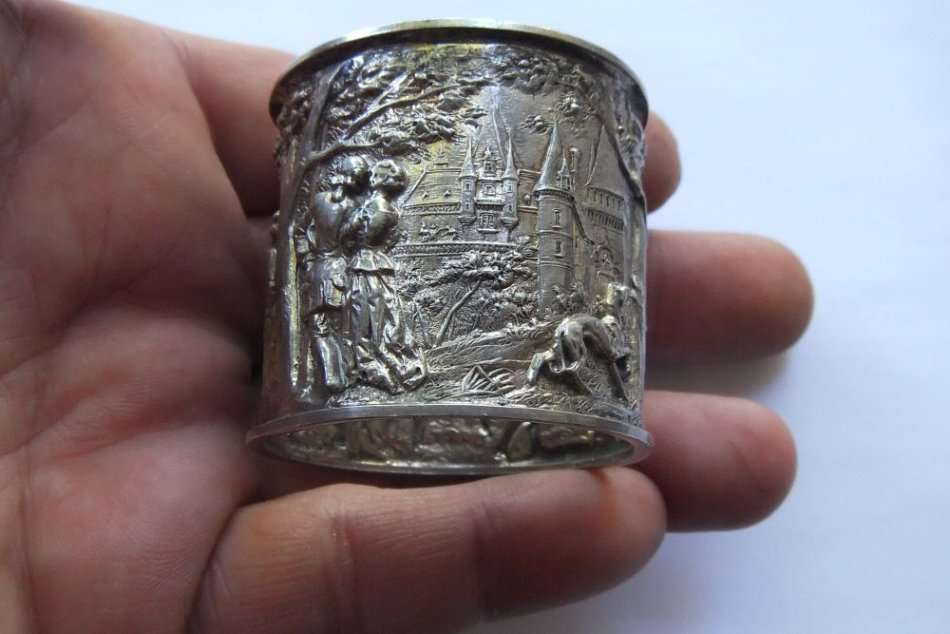 THE MOST BEAUTIFULLY DETAILED  HALLMARKED STERLING SILVER NAPKIN RING DATED 1900