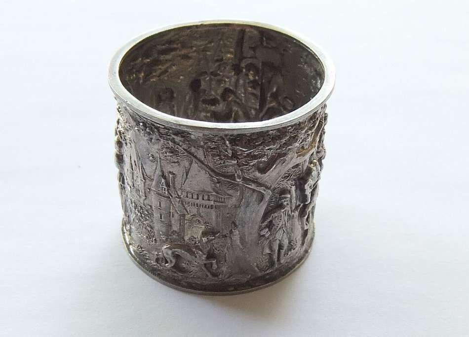 THE MOST BEAUTIFULLY DETAILED  HALLMARKED STERLING SILVER NAPKIN RING DATED 1900