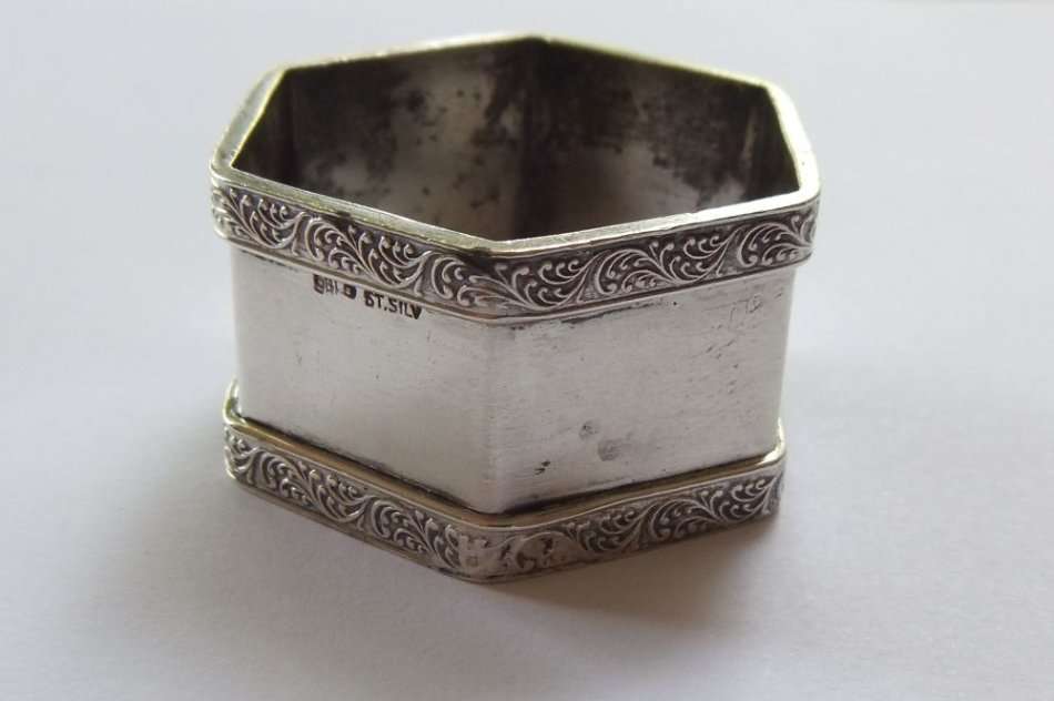A FABULOUS AND RARE VINTAGE SOLID STERLING SILVER NAPKIN RING BY SOUTH AFRICAN SILVERSMITH "OBLO" !!