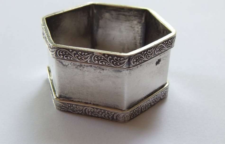 A FABULOUS AND RARE VINTAGE SOLID STERLING SILVER NAPKIN RING BY SOUTH AFRICAN SILVERSMITH "OBLO" !!