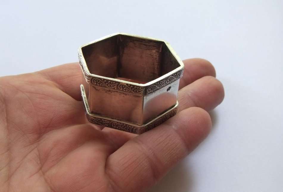 A FABULOUS AND RARE VINTAGE SOLID STERLING SILVER NAPKIN RING BY SOUTH AFRICAN SILVERSMITH "OBLO" !!