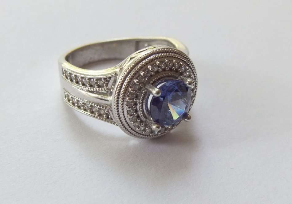 A BEAUTIFUL SOLID STERLING SILVER HALO RING SET WITH OVER 40 FACETED STONES !! FREE COMBINING !!