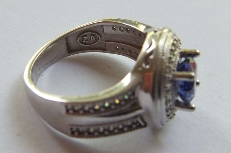 A BEAUTIFUL SOLID STERLING SILVER HALO RING SET WITH OVER 40 FACETED STONES !! FREE COMBINING !!