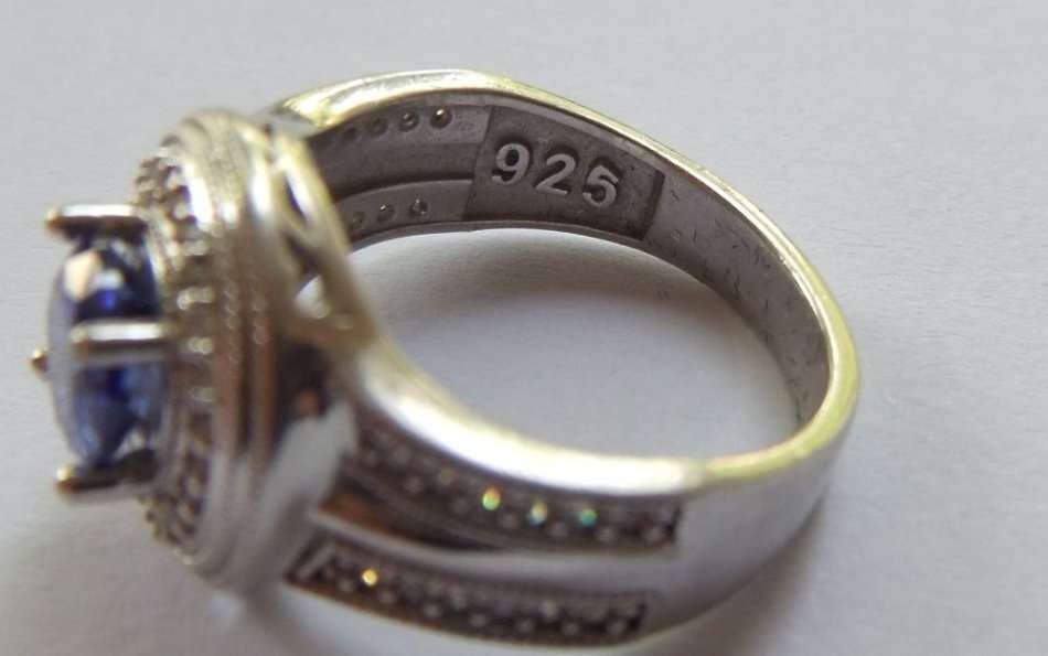 A BEAUTIFUL SOLID STERLING SILVER HALO RING SET WITH OVER 40 FACETED STONES !! FREE COMBINING !!