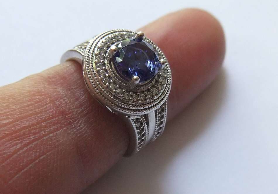 A BEAUTIFUL SOLID STERLING SILVER HALO RING SET WITH OVER 40 FACETED STONES !! FREE COMBINING !!