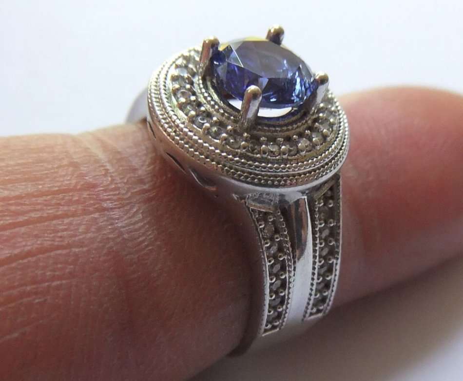 A BEAUTIFUL SOLID STERLING SILVER HALO RING SET WITH OVER 40 FACETED STONES !! FREE COMBINING !!