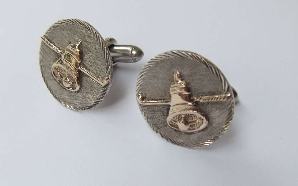 A STUNNING PAIR OF POLO THEMED SOLID STERLING SILVER CUFFLINKS WITH GOLDEN DETAIL !! FREE COMBINING