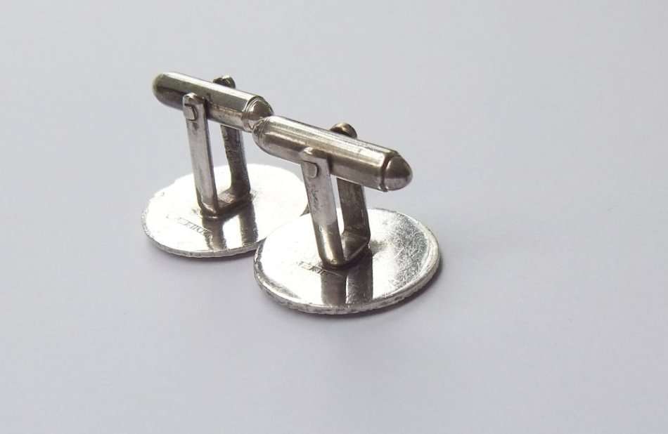 A STUNNING PAIR OF POLO THEMED SOLID STERLING SILVER CUFFLINKS WITH GOLDEN DETAIL !! FREE COMBINING