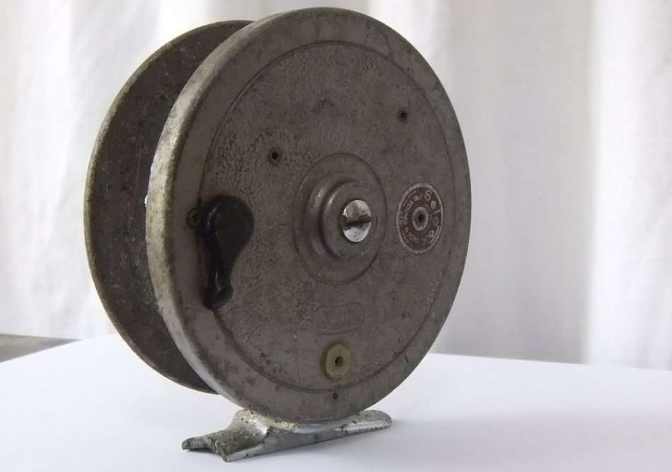 A JOBLOT OF THREE VINTAGE FISHING REELS IN VARYING CONDITIONS !! ALPHA / J.W YOUNG & SONS !! COOL !!