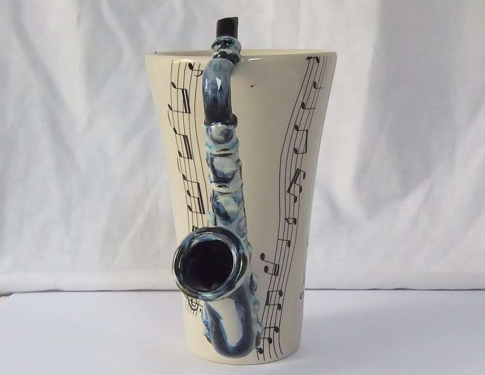 SO COOL !! A GREAT QUALITY SAXOPHONE / MUSIC THEMED COFFEE MUG BY BLUE WITCH !! GREAT DETAIL !!