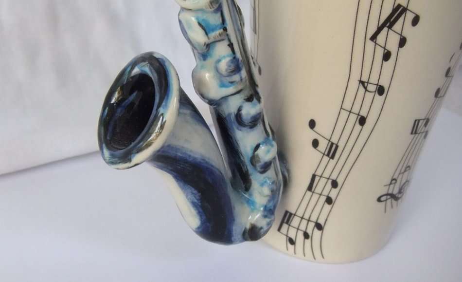 SO COOL !! A GREAT QUALITY SAXOPHONE / MUSIC THEMED COFFEE MUG BY BLUE WITCH !! GREAT DETAIL !!