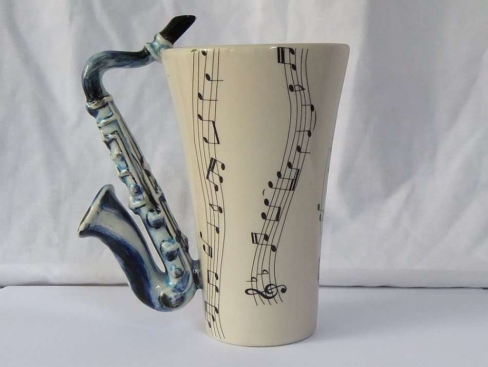 SO COOL !! A GREAT QUALITY SAXOPHONE / MUSIC THEMED COFFEE MUG BY BLUE WITCH !! GREAT DETAIL !!