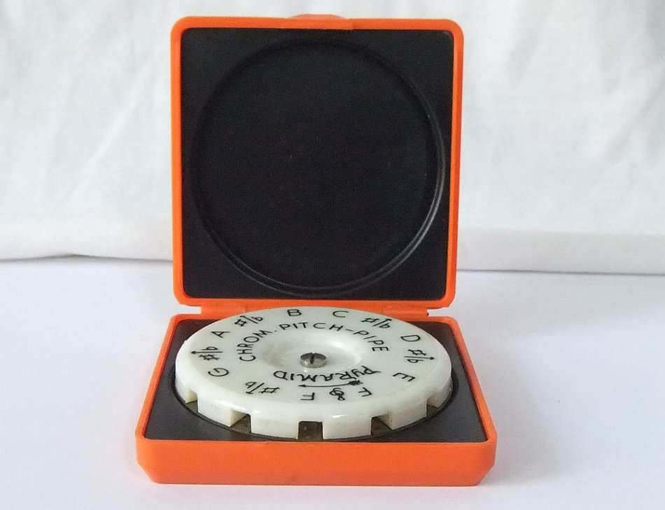 A VINTAGE CHROMATIC PITCH INSTRUMENT MADE IN WEST GERMANY - SOUNDS LIKE A HARMONICA !! UNUSUAL FIND