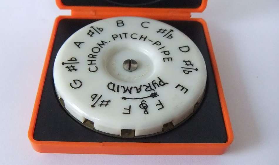 A VINTAGE CHROMATIC PITCH INSTRUMENT MADE IN WEST GERMANY - SOUNDS LIKE A HARMONICA !! UNUSUAL FIND