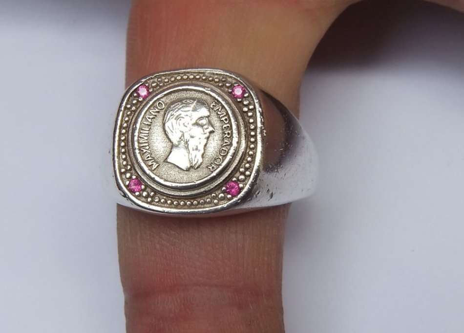 WOW !! A FABULOUS QUALITY SOLID STERLING SILVER COIN RING SET WITH RUBY COLORED STONES !!
