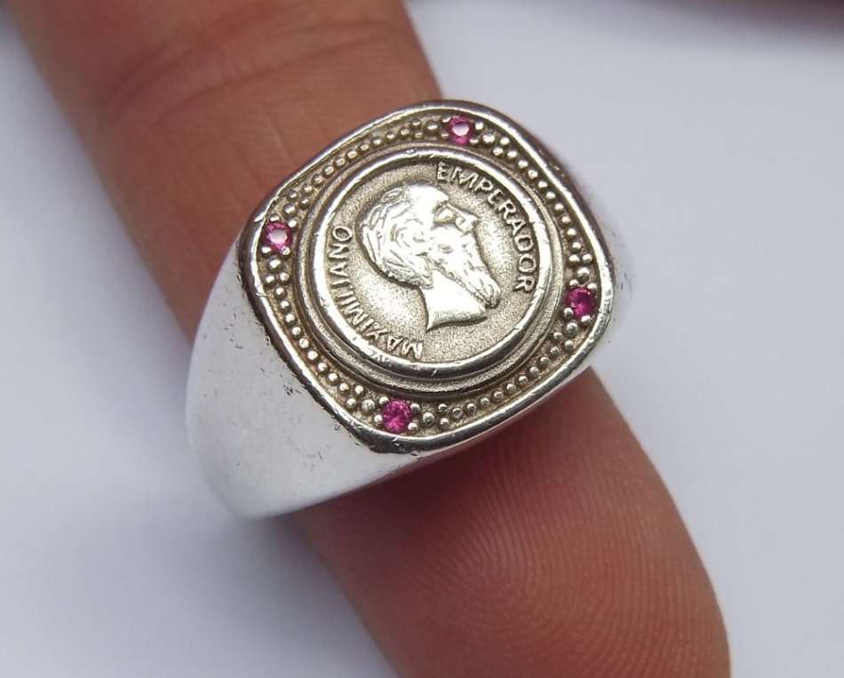WOW !! A FABULOUS QUALITY SOLID STERLING SILVER COIN RING SET WITH RUBY COLORED STONES !!