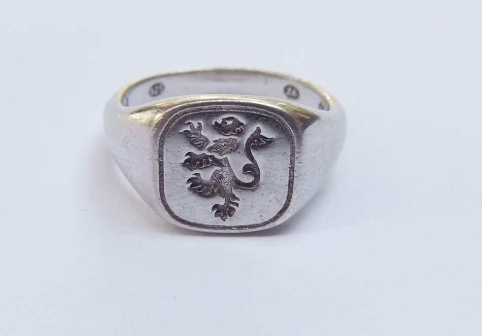WOW !! A GREAT QUALITY SOLID STERLING SILVER RING WITH CHELSEA LION TYPE MOTIF !! CLASS RING !!