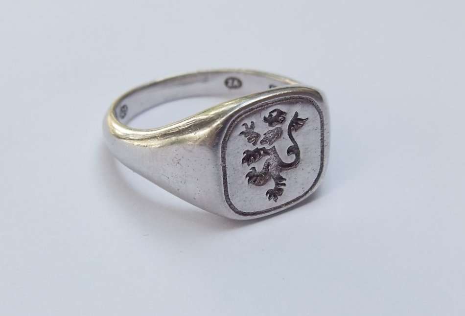 WOW !! A GREAT QUALITY SOLID STERLING SILVER RING WITH CHELSEA LION TYPE MOTIF !! CLASS RING !!