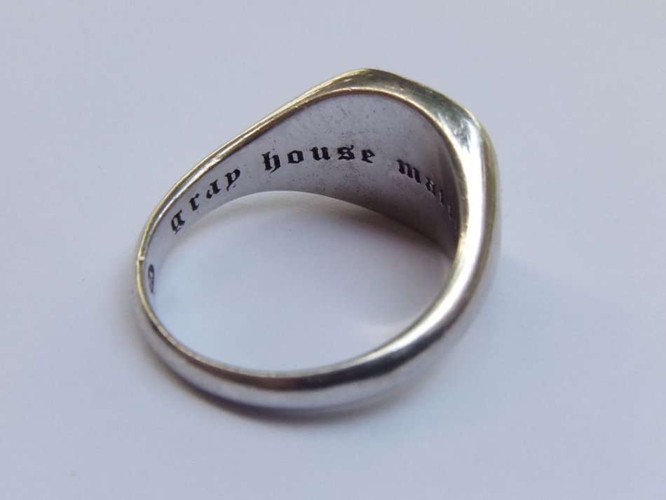 WOW !! A GREAT QUALITY SOLID STERLING SILVER RING WITH CHELSEA LION TYPE MOTIF !! CLASS RING !!