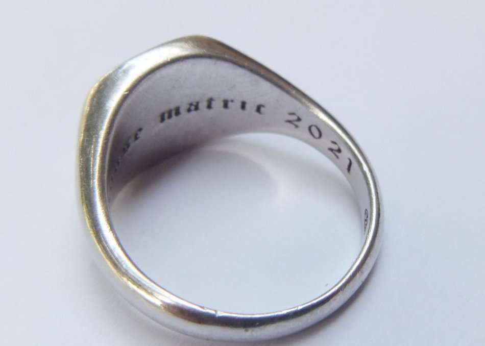 WOW !! A GREAT QUALITY SOLID STERLING SILVER RING WITH CHELSEA LION TYPE MOTIF !! CLASS RING !!