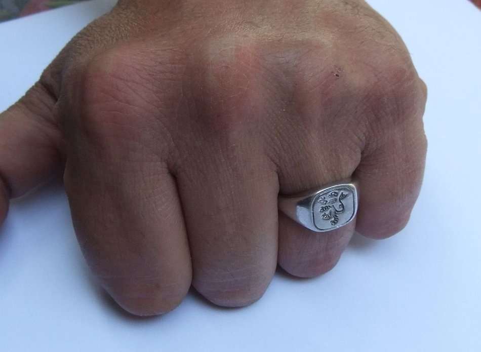 WOW !! A GREAT QUALITY SOLID STERLING SILVER RING WITH CHELSEA LION TYPE MOTIF !! CLASS RING !!